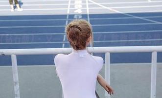 AISS爱丝(钻石版) – 又一次被捕捉了！陈雅漫天台最新写真览中闪光的“自我”