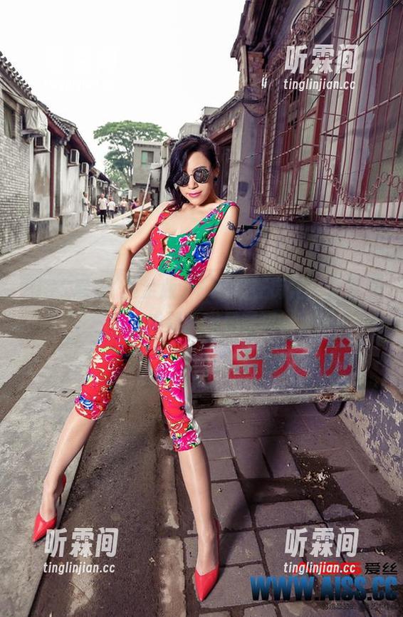 AISS爱丝(黄金版) - 欣杨在街角，我在努力辨别原图和写真