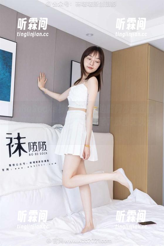 BoBoSocks袜啵啵-小甜豆 BoBoSocks袜啵啵 - 一边翻阅小甜豆的校服图册,一边恍惚中想起了那些无忧无虑的日子。
