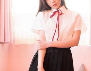 Feilin嗲囡囡 – 一场逃避清新感的黑色写真，奶茶Emily用无圣光把自己包裹得如此优雅。