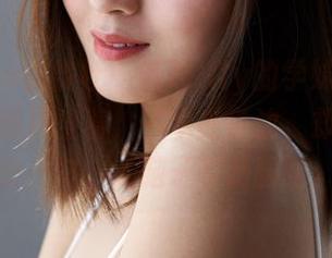 MiiTao蜜桃社 – 琉璃lily的学妹写真合集，就那样坐着，书本在身边，却没读进去一句，满脑子都是画面。