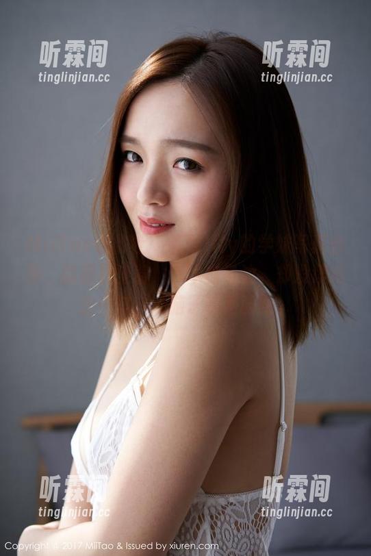 MiiTao蜜桃社 - 琉璃lily的学妹写真合集，就那样坐着，书本在身边，却没读进去一句，满脑子都是画面。