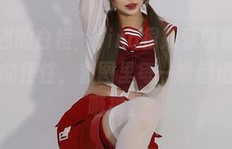 一条普通的白裙，Tina很妖孽呀却能穿出无圣光的任性，套图里每一帧都值得反复咂摸。