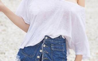 UGirls尤果网 – 精选图包里的李思宁和她那满满的灰丝元素，怎么会让我想东想西？