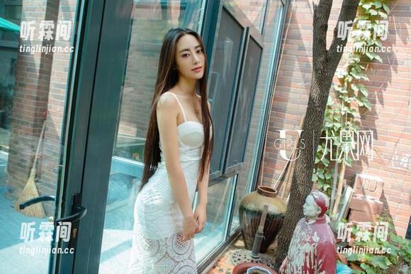 UGirls尤果网 - 谭晓彤与纯白合影，原图中的气凇犹如恬淡时光，慢慢渗透到心田！