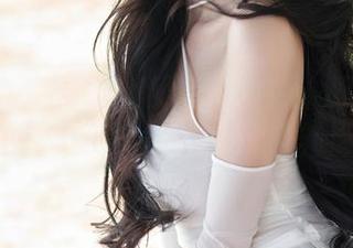 Xiuren秀人网 – 吴思晚的女仆图集，坐在沙发上就能开启这场“饭后时光”。