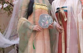 Xiuren秀人网 – 娜娜子yy在线推出的“女友”作品，真心请教，她是怎样那么随性又月光般温柔的？