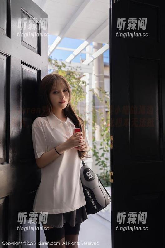 Xiuren秀人网 - 我在看露露小喵的海边照片，发现沙子、海浪还有我根本无法抵挡的羡慕。