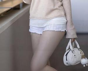 Xiuren秀人网 – 颖仪baby与她的短裙：寻找高清图册里的小岔路！