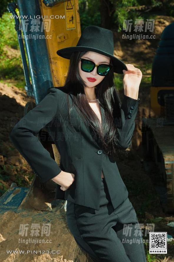 丽柜-vicky 丽柜 - 原图和分享:Vicky的水手服,傲娇与甜美并存,你pick哪个?