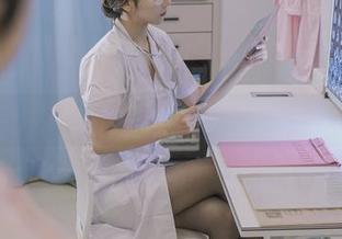 钱包里的云溪溪写真，专注于她的美腿。
