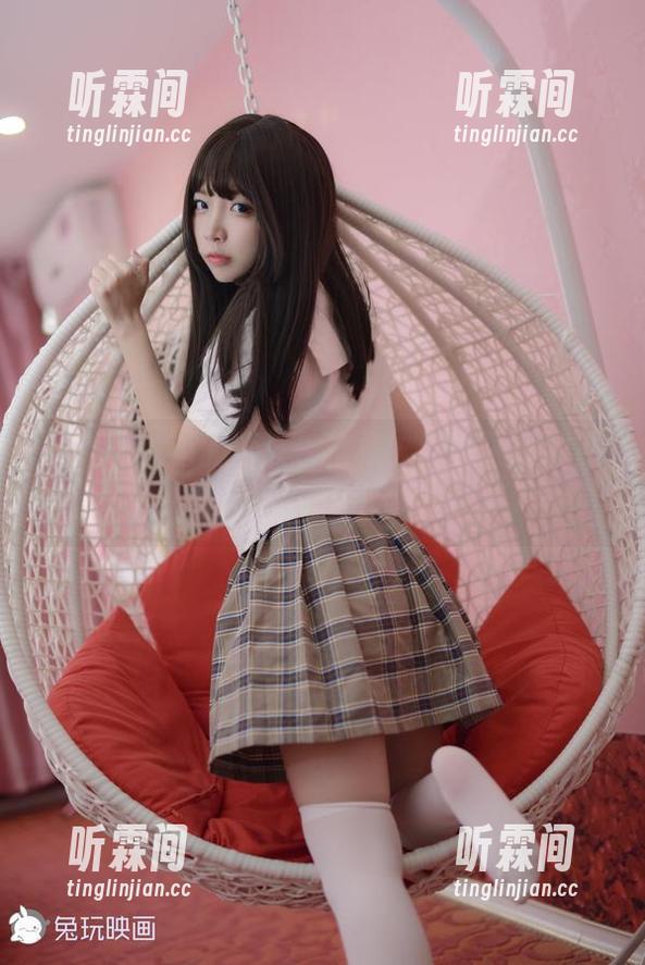 用兔玩映画的紫红色格裙，引人入胜的私房作品，直击想象。