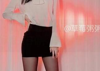 微密圈 – 限定下载：十万口草莓粥粥以连体衣展示惊人自信，高清保留每个小细节