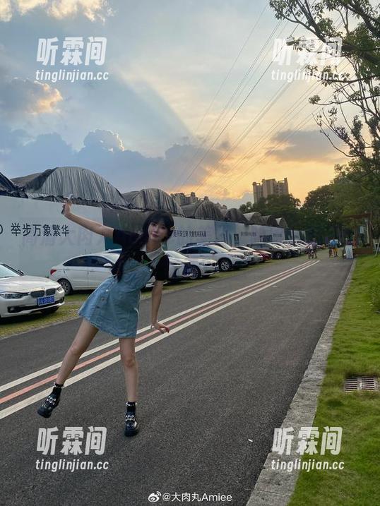 大肉丸Amiee 高清大肉丸Amiee的美脚,哈哈,想不想试试?