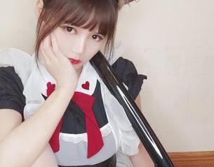 小仓千代w驾驭舰长泳装，图库资源似乎开启了一场无言的争艳对决。