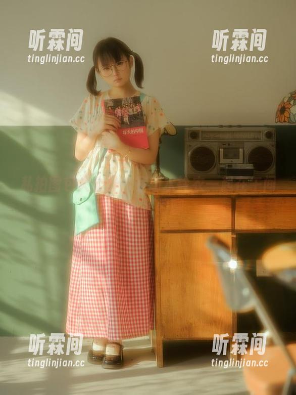幼水铃衣 私拍图包大公开:和幼水铃衣一起在午间更衣室闲聊