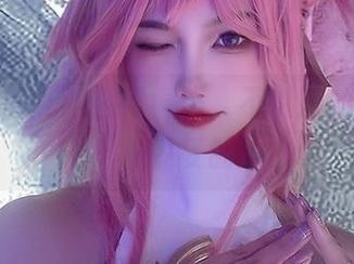 欣赏戚顾儿这组眼镜照，不说别的，眼神可是妥妥的。