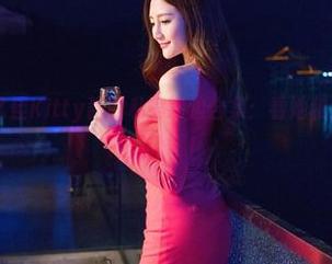 推女神 – 施忆佳Kitty酱的私房海边合集：看她和海鸥的“亲密互动”！