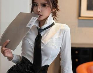 星颜社 – 袁圆的图集：秘书日常，工作太累了得换装！