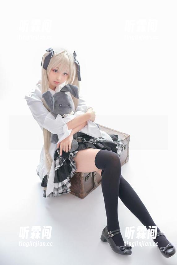 森萝财团-小奶糕Milky 森萝财团 - 小奶糕Milky日常全套写真:穿衣服的90秒挑战,看她怎么排列组合!
