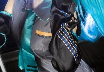 捕捉到的白易子教主居家快乐时刻：没想到你也是个能把袜子穿反的人