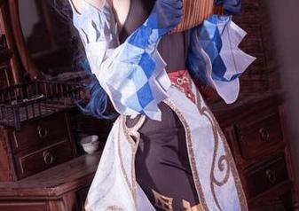 打工女仆？不，她是白莉爱吃巧克力，写真里的超模！