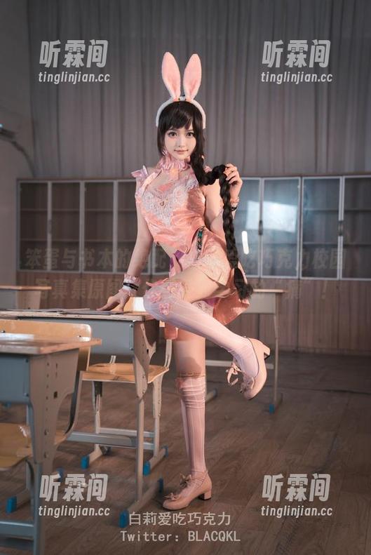 白莉爱吃巧克力 笨蛋与书本的绝配,白莉爱吃巧克力校园写真集原图让你感受到学习的“痛”!