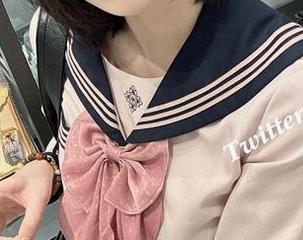 原图中的少女瞬间化身眼酱大魔王w，资资源像是暗流涌动的潮水。