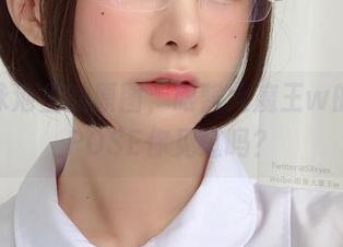 游到泳池里的原图，眼酱大魔王w的特别POSE你见过吗？