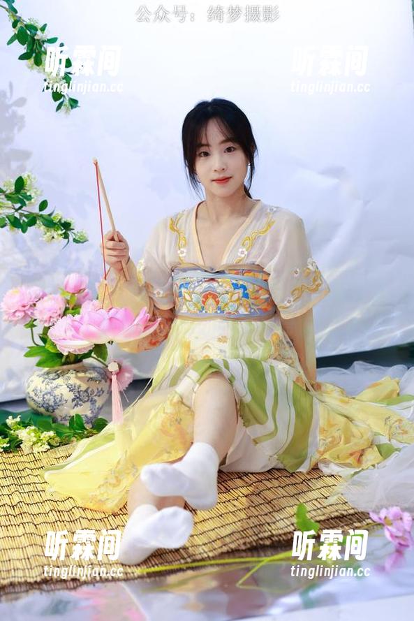 绮梦摄影-小艺 绮梦摄影 - 最新写真集,小艺的长腿仿佛拥有了自己的社交账号。