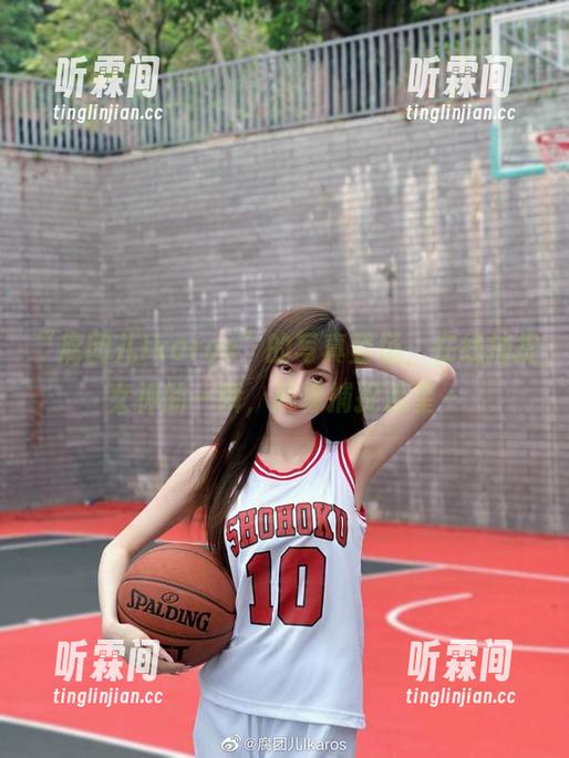 腐团儿Ikaros “腐团儿Ikaros”的写真登场,在线捕捉女神的一瞬,就像捕捉流星~