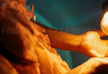 蜜桃社 – 不羁的桃乃香Tina在体操服里的美图合集，居然既可爱又微妙。