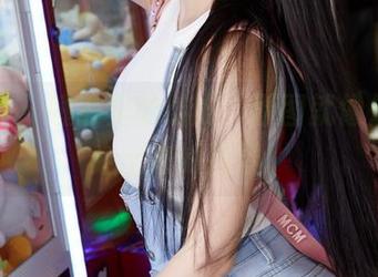 蜜桃社 – 睡衣里的结衣，原图就像是画里走出来的风景。