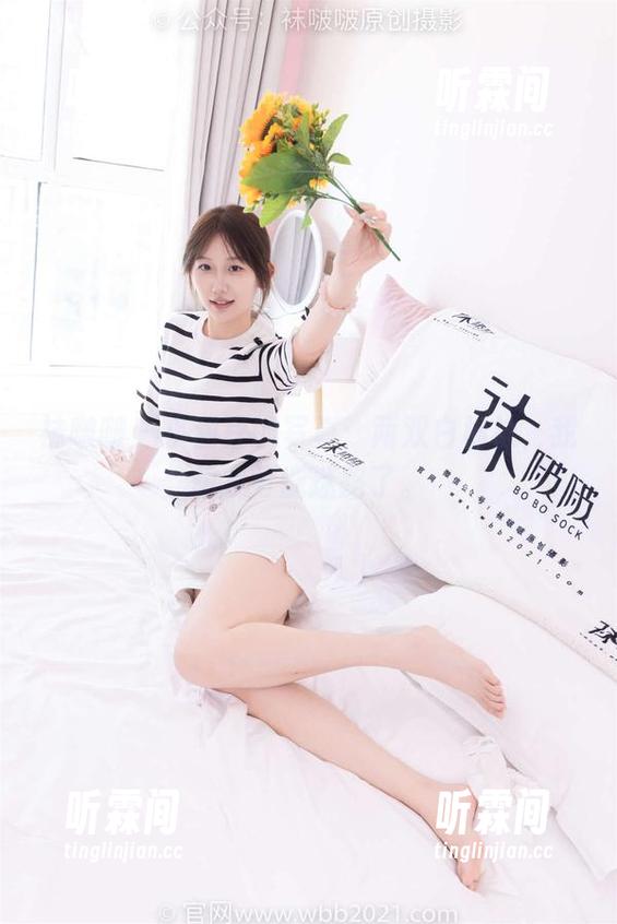 袜啵啵-小甜豆 袜啵啵 - 小甜豆的写真:两双白棉袜,我想我可能迷路了。