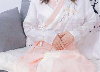 袜啵啵 – 不得不说，糯米在这件婚纱里的原图更新，把我看懵了。