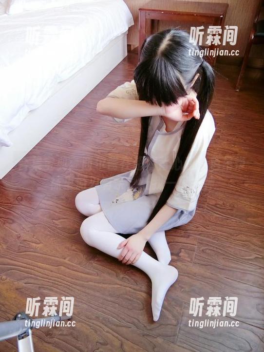 西尔酱 合集宝典:西尔酱在超薄背心和白色吊带袜里游刃有余,让我一度失神