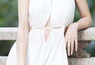 语画界 – 车与腿的邂逅：程程程在线，原图里的美腿让我不想开车了！