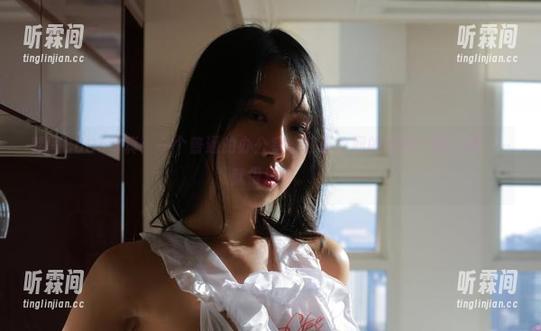 韩国CoCo写真：一个普通的办公室，红蓝之间的微妙气氛，嘛……就很流行。