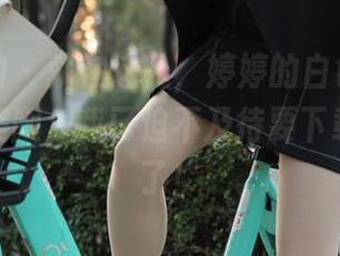魔镜街拍 – 就在这儿，婷婷的白色连衣裙与黑丝美腿，我已迫不及待要下载那图包了！