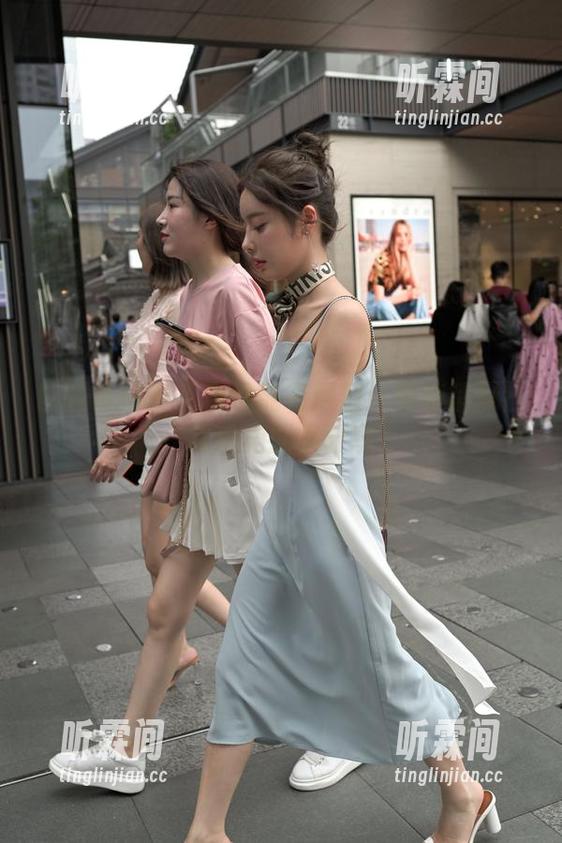 魔镜街拍-婷婷 魔镜街拍 - 工作也能有颜值:婷婷销冠日常粉裙图集分享
