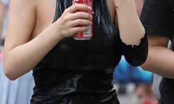 来逛魔镜街拍的黑丝展会，全套模特图片等你发现！