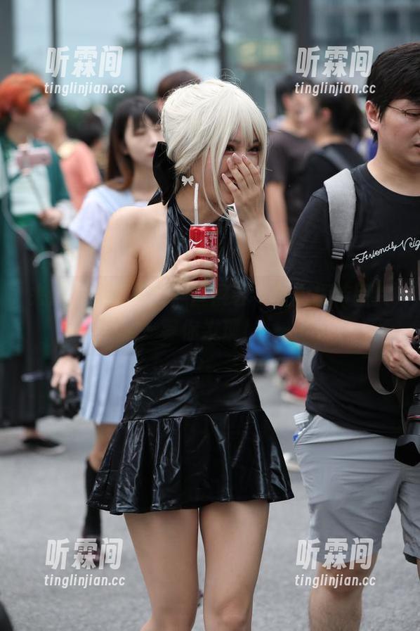 来逛魔镜街拍的黑丝展会，全套模特图片等你发现！